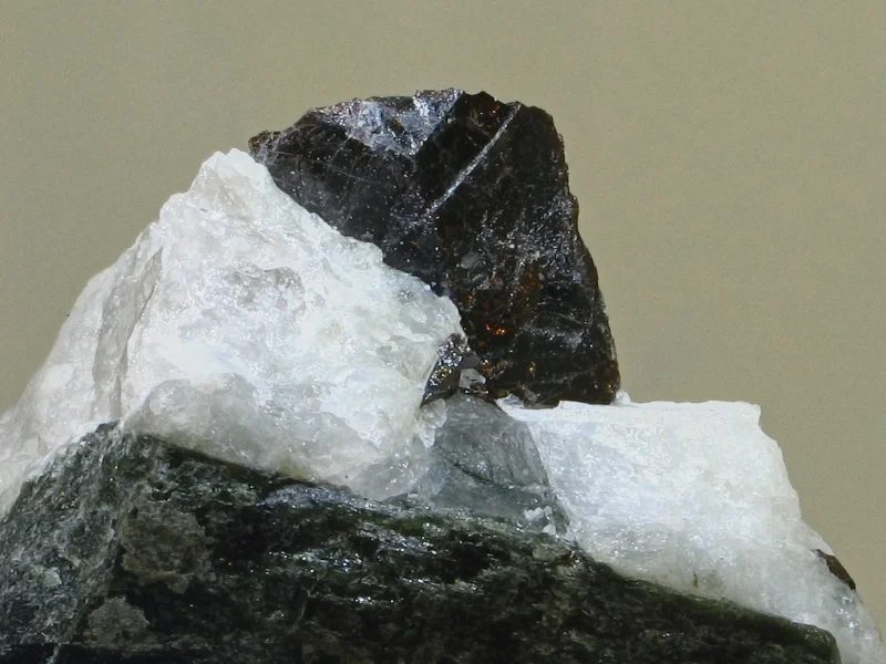 Fotografie minerálu Titanit z lokality Mirošov, Czech Republic