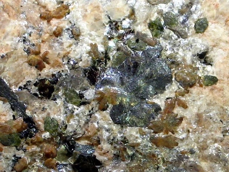 Fotografie minerálů Ilmenit, Monazit-(Ce), Zirkon z lokality Dolní Bory, Czech Republic