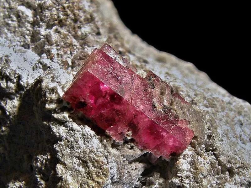 Fotografie minerálu Beryl (var. bixbit) z lokality Wah Wah Mts., United States of America