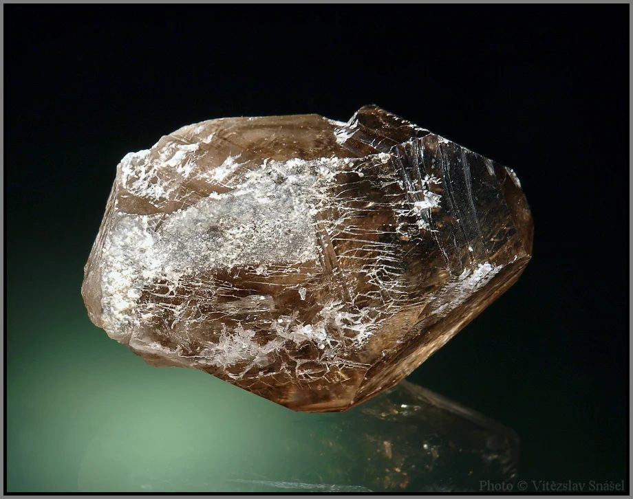 Fotografie minerálu Křemen (var. záhněda) z lokality Dolní Bory, Czech Republic