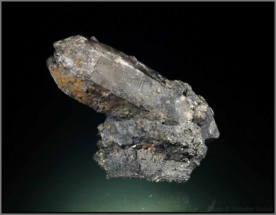 Fotografie minerálů Pyrit, Křemen (var. záhněda) z lokality Dalnegorsk, Russia