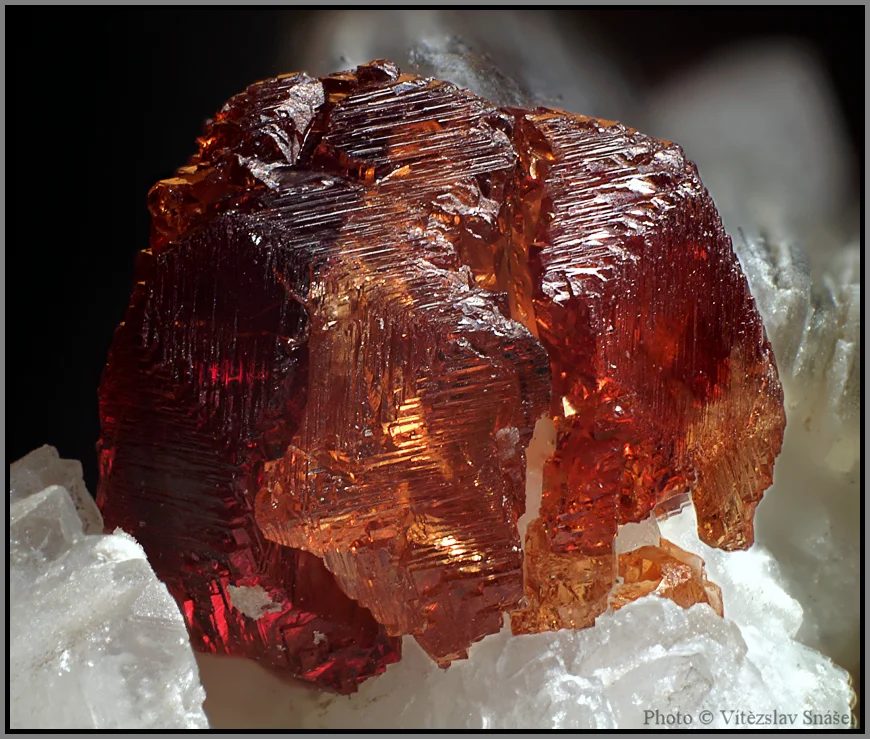 Fotografie minerálu Spessartin z lokality Malkhan, Russia