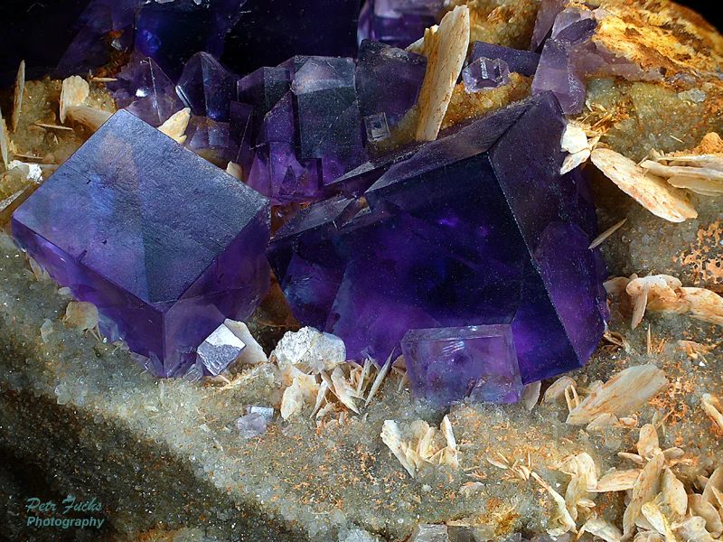 Fotografie minerálu Fluorit z lokality Berbes, Asturias, Spain