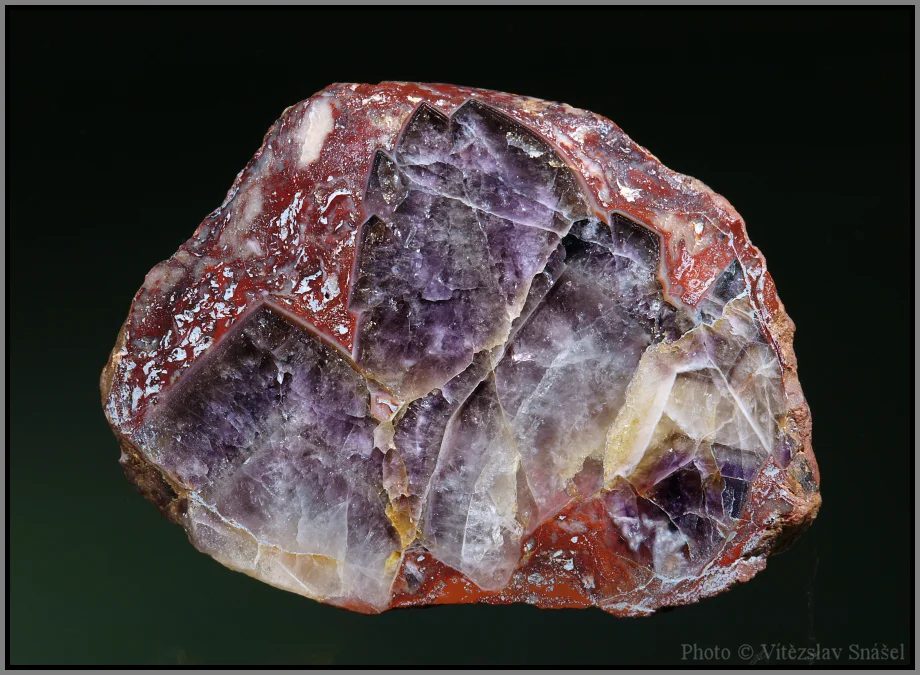 Fotografie minerálů Křemen (var. ametyst), Jaspis z lokality Ciboušov, Czech Republic