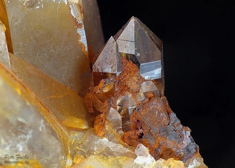 Fotografie minerálu Křemen (var. záhněda) z lokality Cínovec, Czech Republic