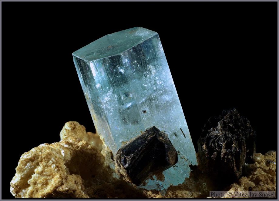 Fotografie minerálů Beryl (var. akvamarín), Skoryl z lokality Erongo, Namibia