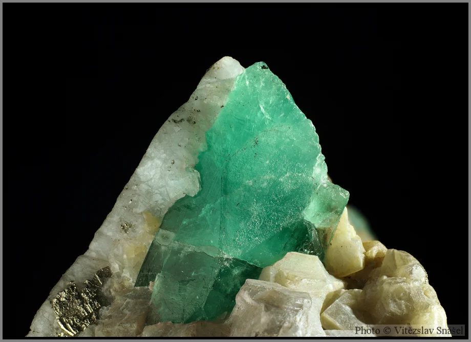 Fotografie minerálu Beryl (var. smaragd) z lokality Chivor, Colombia
