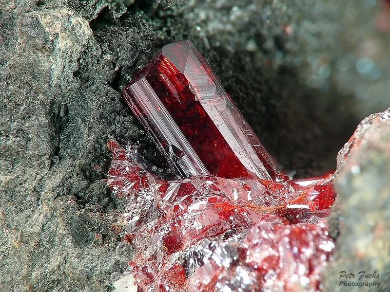 Fotografie minerálu Proustit z lokality Jáchymov, Czech Republic