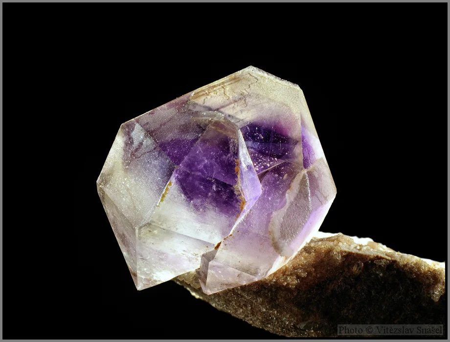 Fotografie minerálu Křemen (var. ametyst) z lokality Priozersk, Karagandy, Kazakhstan