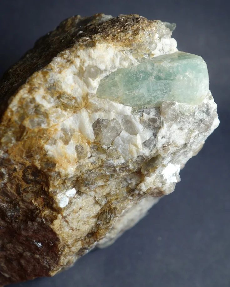 Fotografie minerálu Beryl (var. akvamarín) z lokality Maršíkov, Střelecký důl, Czech Republic