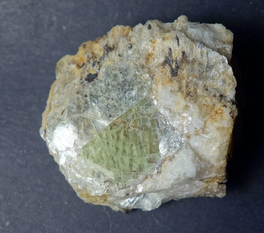 Fotografie minerálu Chryzoberyl z lokality Maršíkov, Rasovna, Czech Republic