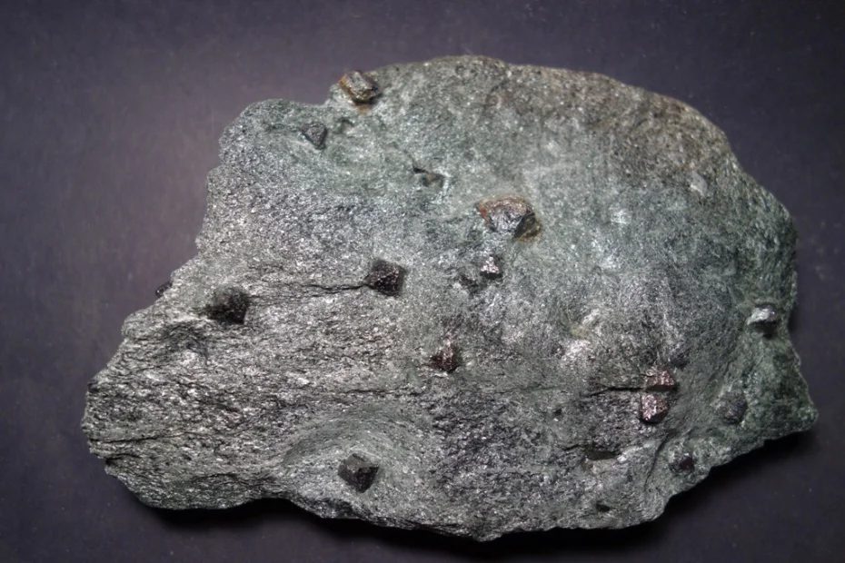 Fotografie minerálu Magnetit z lokality Sobotín - Smrčina, Czech Republic