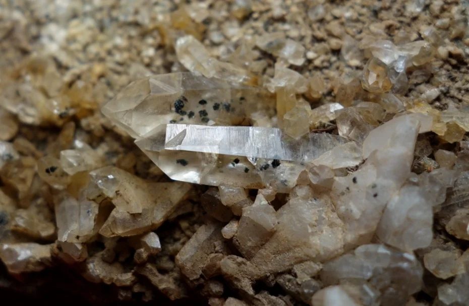 Fotografie minerálů Chlorit, Křemen (var. křišťál) z lokality Verniřovice, Mísečky - sever, Czech Republic