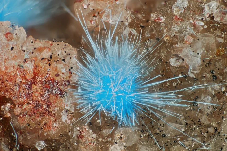 Fotografie minerálu Kyanotrichit z lokality Yaogangxian Mine, China