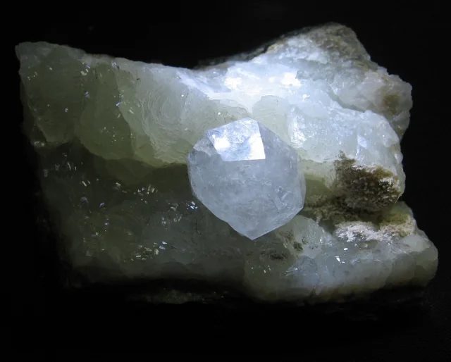 Fotografie minerálu Analcim z lokality Markovice, Czech Republic