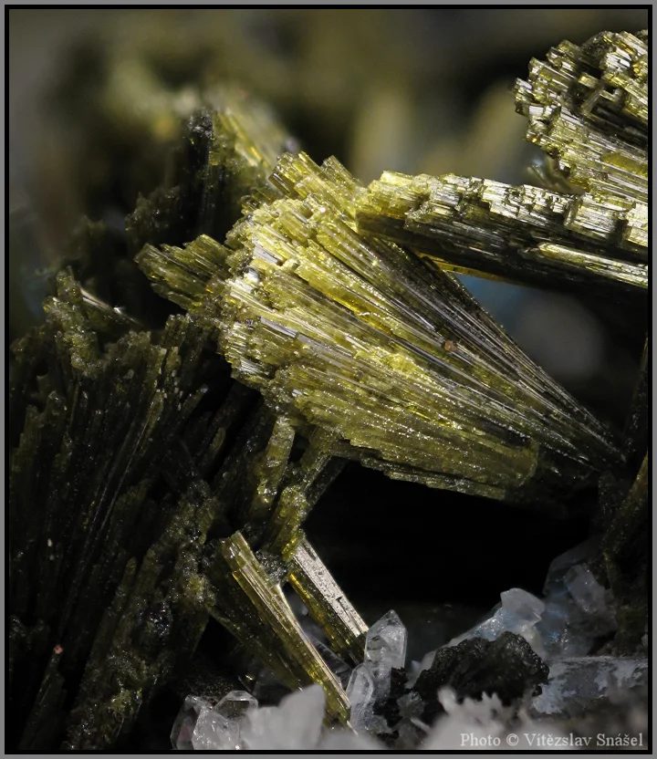 Fotografie minerálu Epidot z lokality Dashkesan, Azerbaidzhan