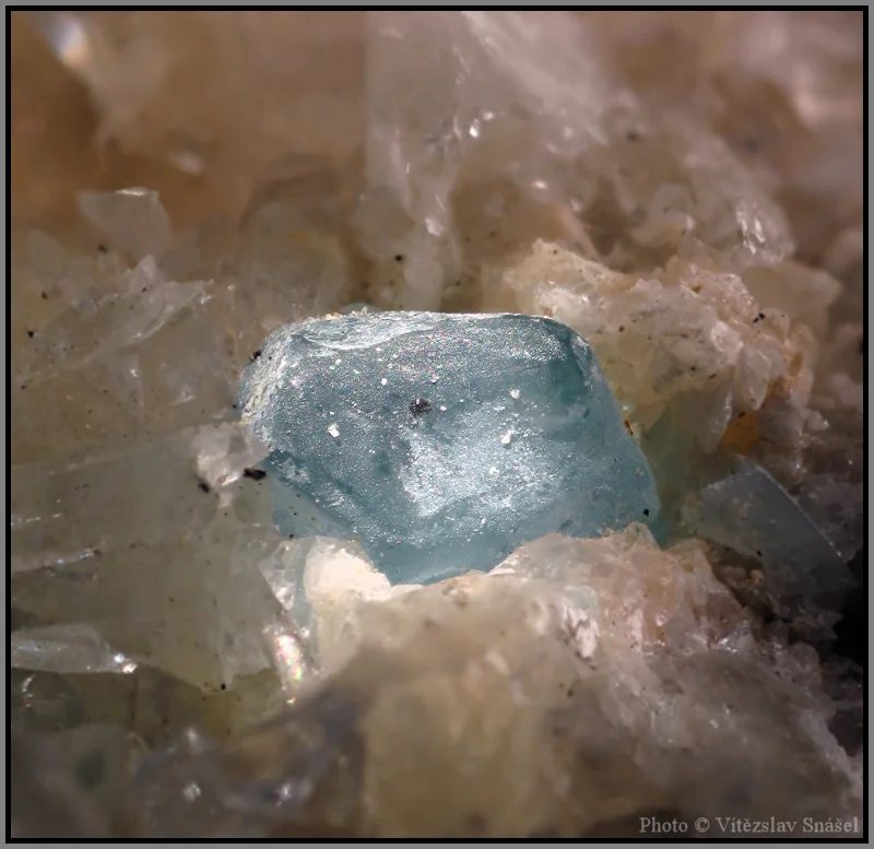 Fotografie minerálu Fluorapatit z lokality Slyudyanka, Russia