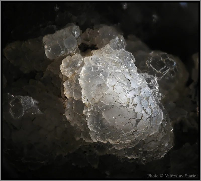 Fotografie minerálu Thomsonit-(Ca) z lokality Folknáře, Czech Republic