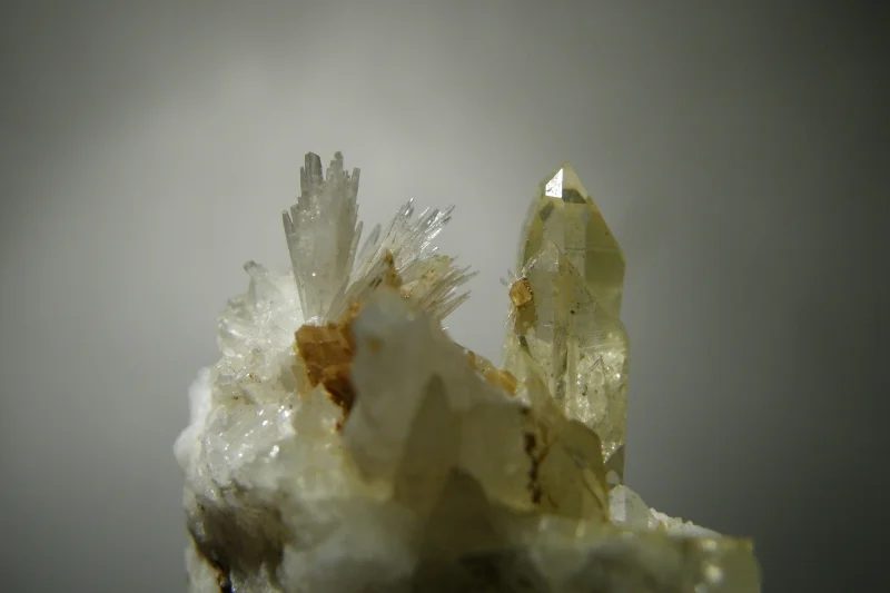 Fotografie minerálů Aragonit, Magnezit, Křemen (var. křišťál) z lokality Dosso dei Cristalli, Italy