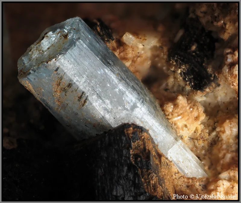 Fotografie minerálu Beryl (var. akvamarín) z lokality Erongo, Namibia