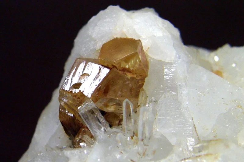 Fotografie minerálu Magnezit z lokality Dosso dei Cristalli, Italy