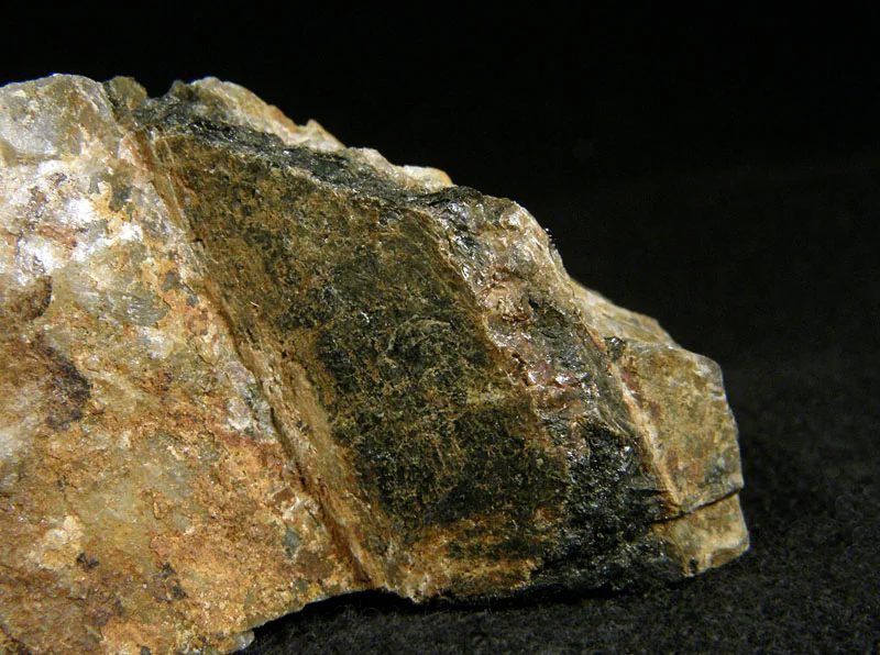 Fotografie minerálu Britolit-(Y) z lokality Reiersdal, Ovrebo, Norway