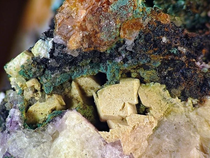 Fotografie minerálů Ceruzit, Covelín, Fluorit z lokality Niederschlag, Germany