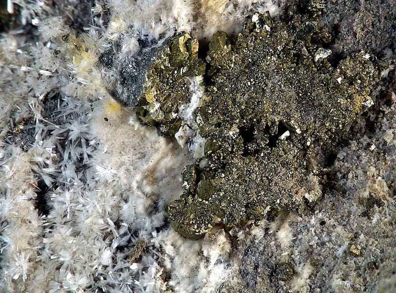 Fotografie minerálů Ferrierit, Markazit z lokality Bílina, Czech Republic