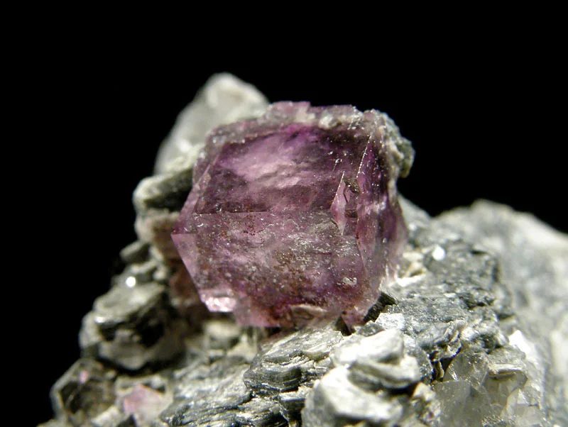 Fotografie minerálu Fluorit z lokality Krupka, Czech Republic