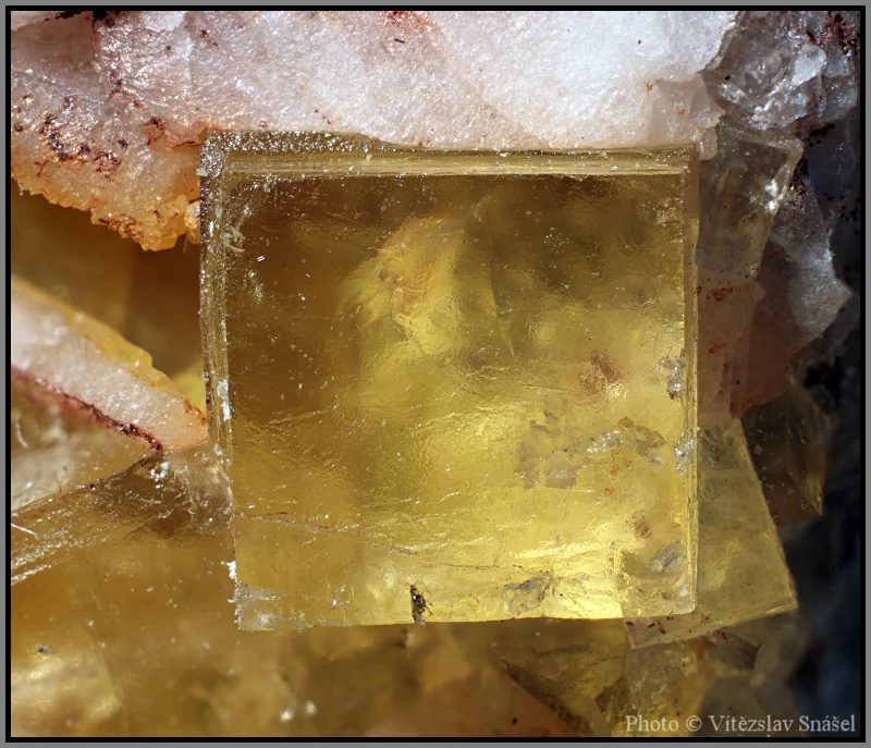Fotografie minerálu Fluorit z lokality Tišnov,Dřínová, Czech Republic