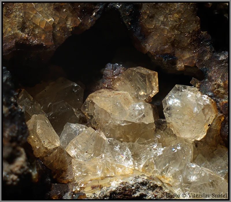 Fotografie minerálu Phillipsit-(Ca) z lokality Vinařice, Czech Republic