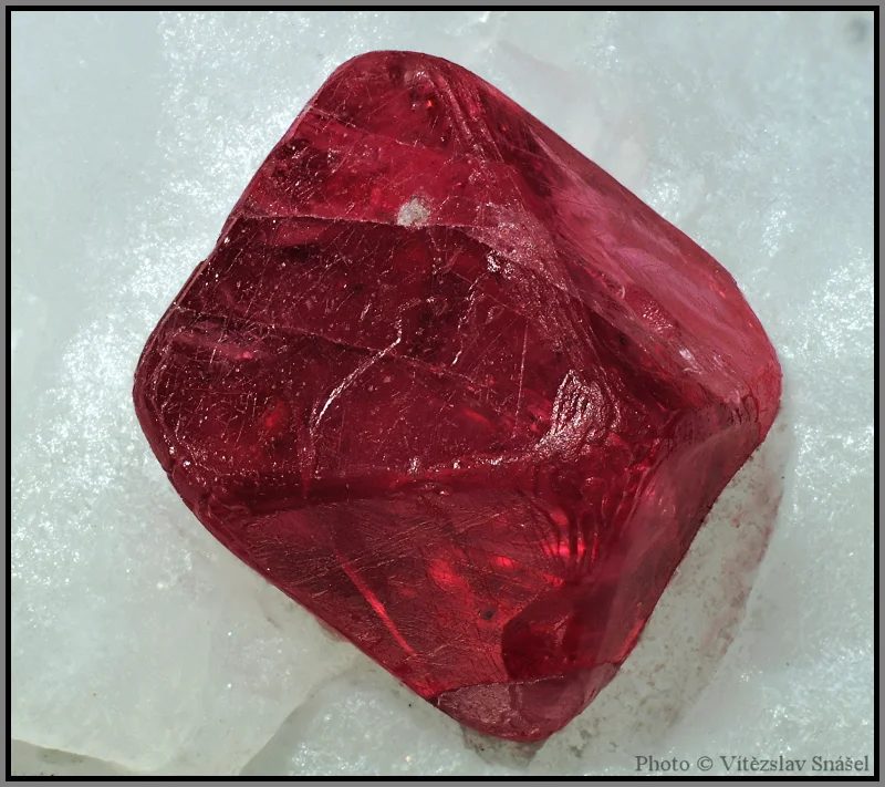 Fotografie minerálu Spinel z lokality Mogok, Myanmar
