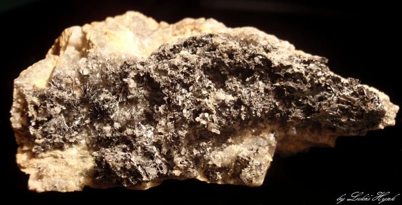 Fotografie minerálu Antimonit z lokality Hynčice pod Sušinou, Czech Republic