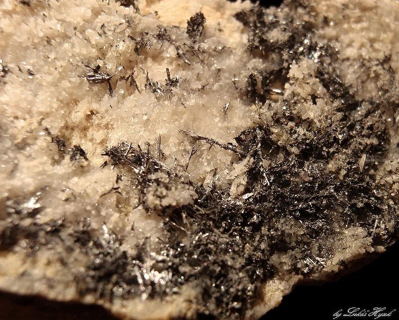 Fotografie minerálu Antimonit z lokality Hynčice pod Sušinou, Czech Republic
