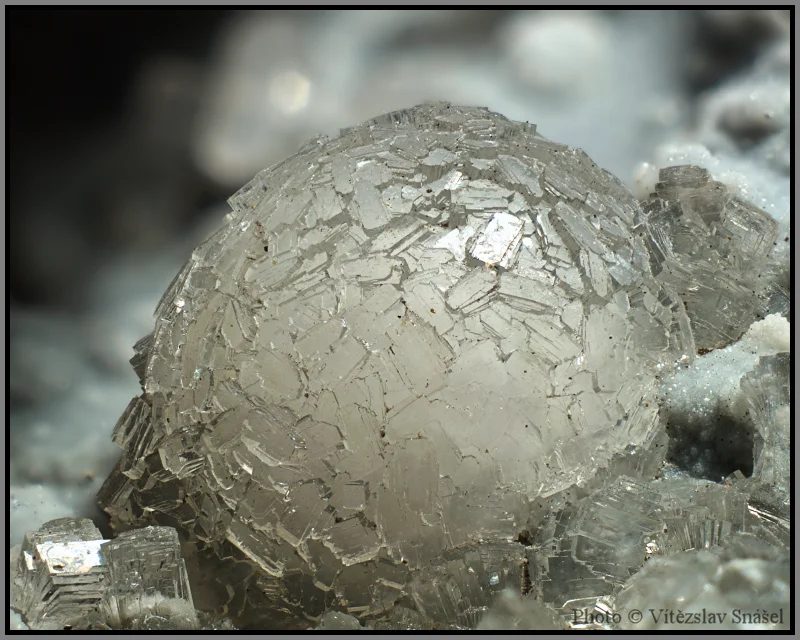 Fotografie minerálu Thomsonit-(Ca) z lokality Folknáře, Czech Republic