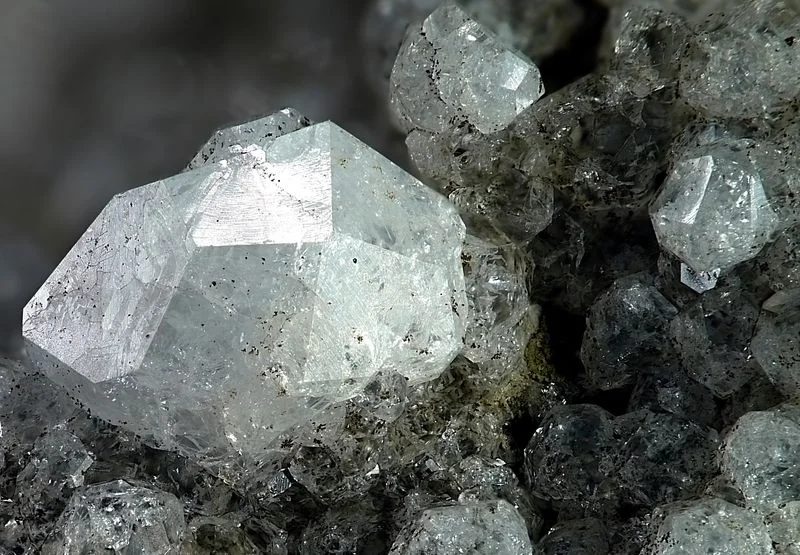 Fotografie minerálu Analcim z lokality Divoká rokle, Mojžíř, Czech Republic