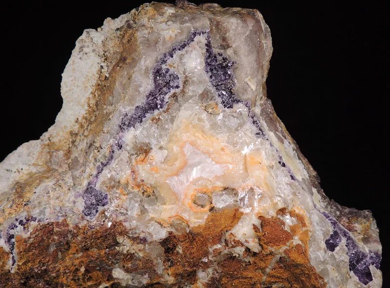 Fotografie minerálů Kalcit, Fluorit, Křemen z lokality Kovářská, vrch Milíře, Czech Republic