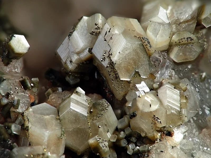 Fotografie minerálů Harmotom, Pyrit z lokality Příbram, Czech Republic