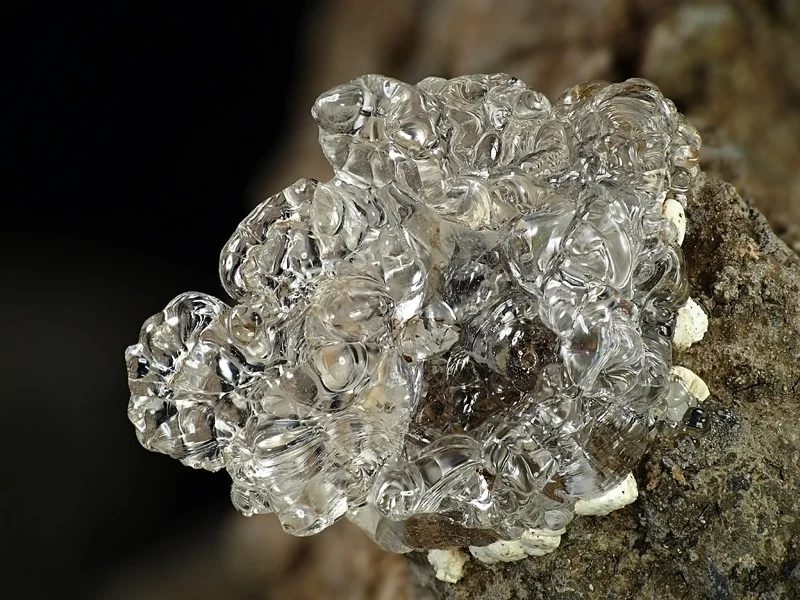 Fotografie minerálu Opál (var. hyalit) z lokality Valeč, Czech Republic
