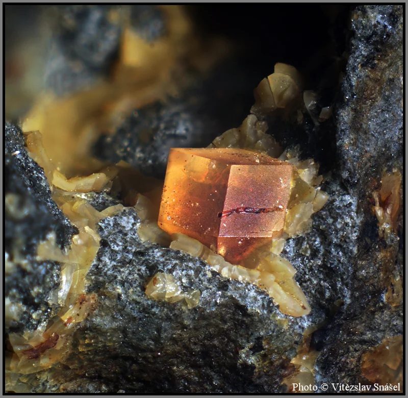 Fotografie minerálu Paulingit-(Ca) z lokality Vinařice, Czech Republic