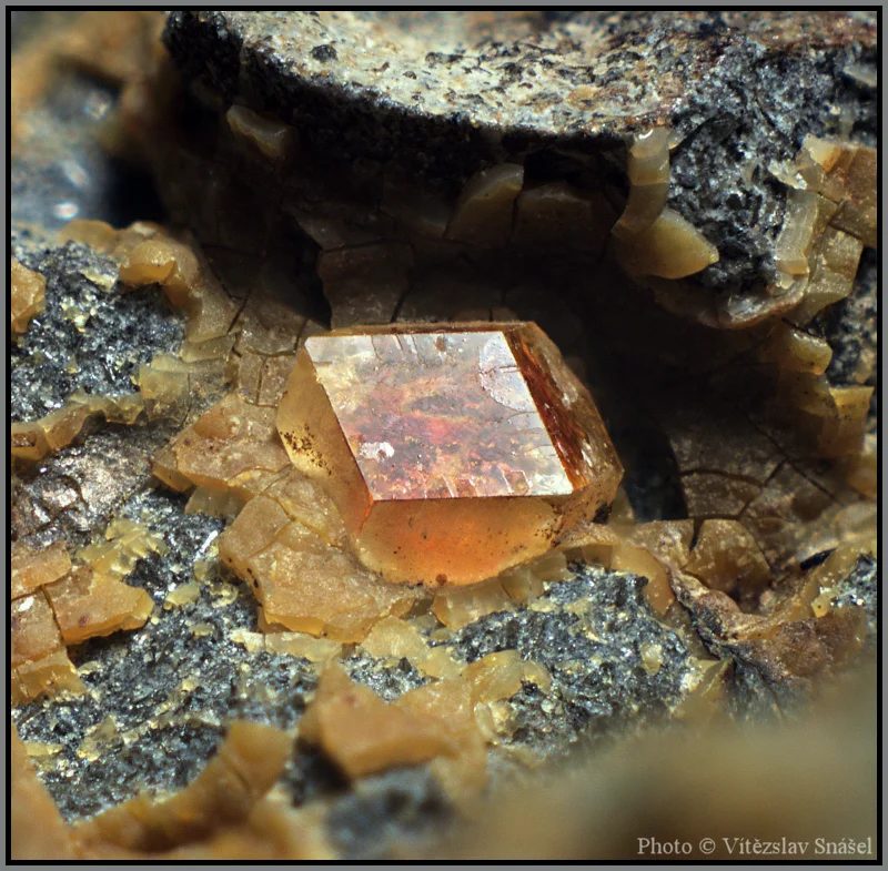 Fotografie minerálu Paulingit-(Ca) z lokality Vinařice, Czech Republic