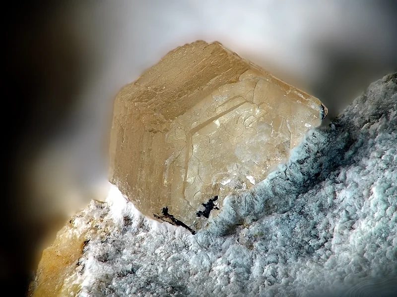 Fotografie minerálu Gibbsit z lokality Mokrá u Žlutic, Czech Republic