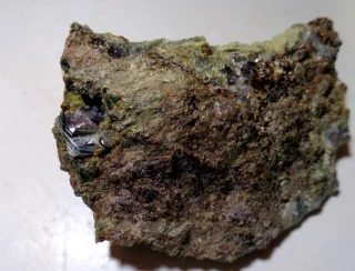 Fotografie minerálů Grossulár (var. hessonit), Hematit z lokality Mirošov, Czech Republic