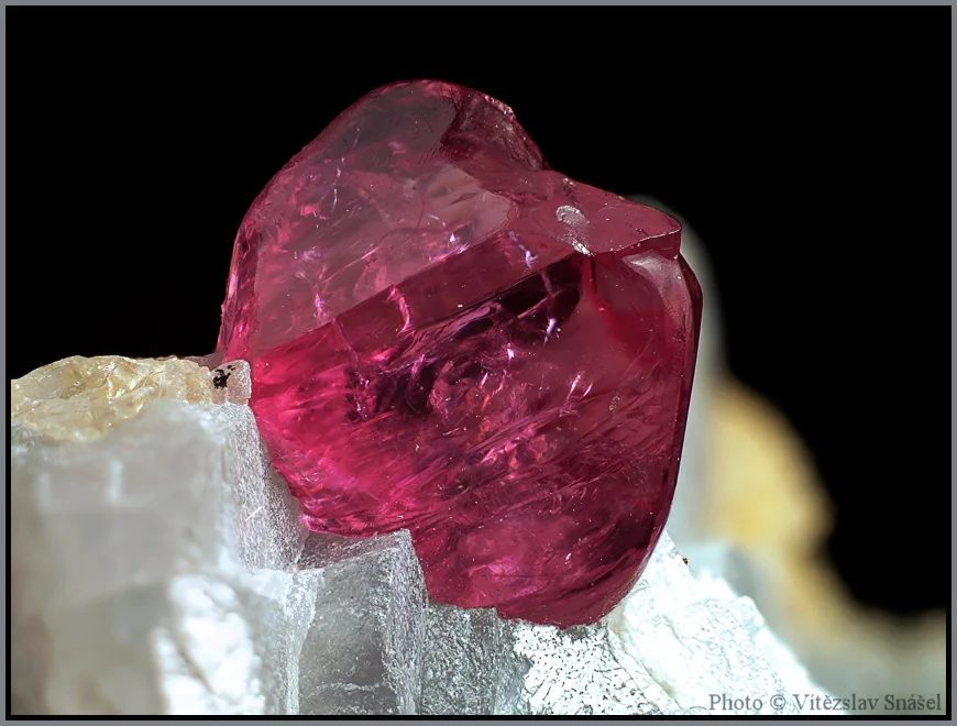 Fotografie minerálu Spinel z lokality Mogok, Myanmar