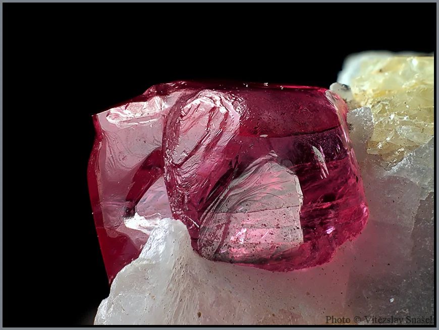 Fotografie minerálu Spinel z lokality Mogok, Myanmar