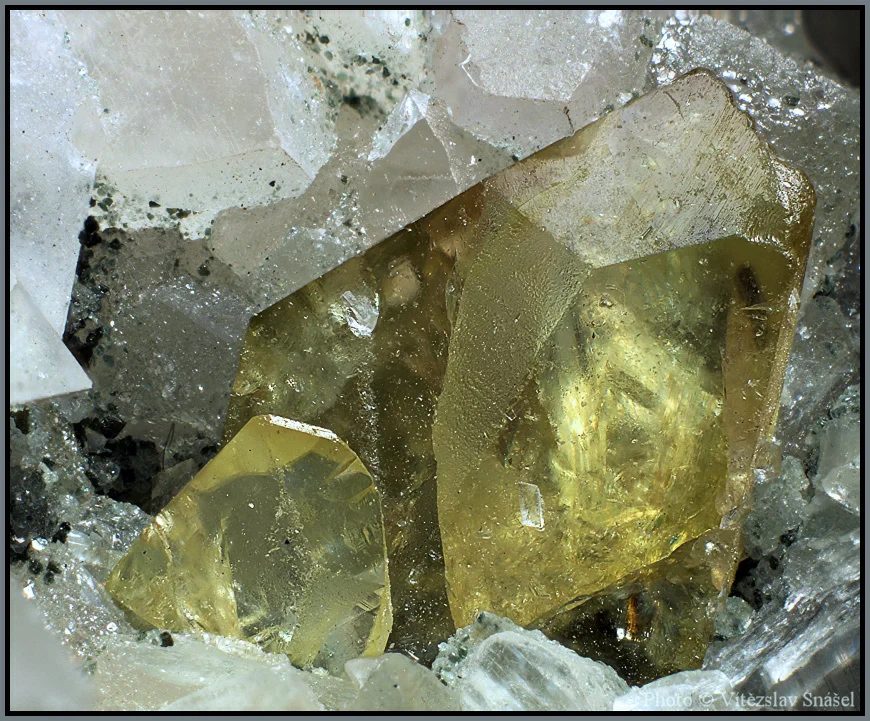 Fotografie minerálu Titanit z lokality Shigar District, Gilgit-Baltistan, Pakistan