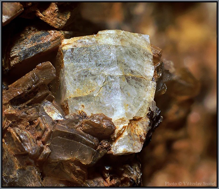 Fotografie minerálu Fluorapatit z lokality Dolní Bory, Czech Republic