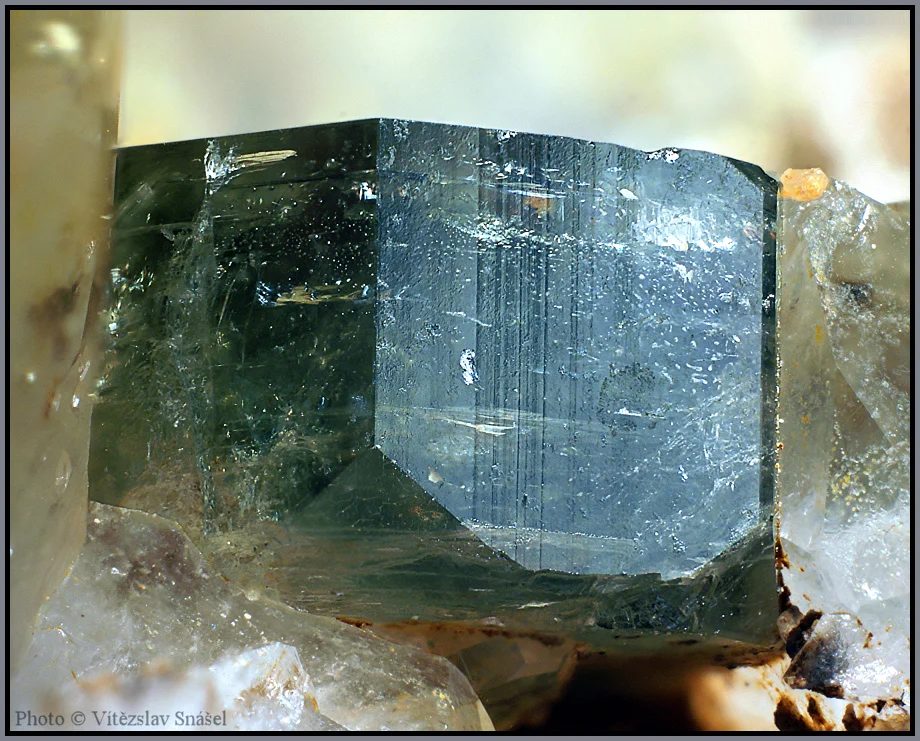Fotografie minerálu Fluorapatit z lokality Horní Slavkov, Czech Republic
