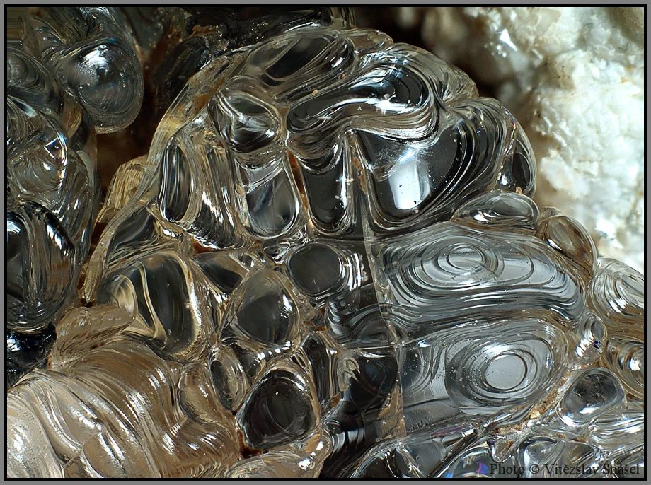 Fotografie minerálu Opál (var. hyalit) z lokality Valeč, Czech Republic