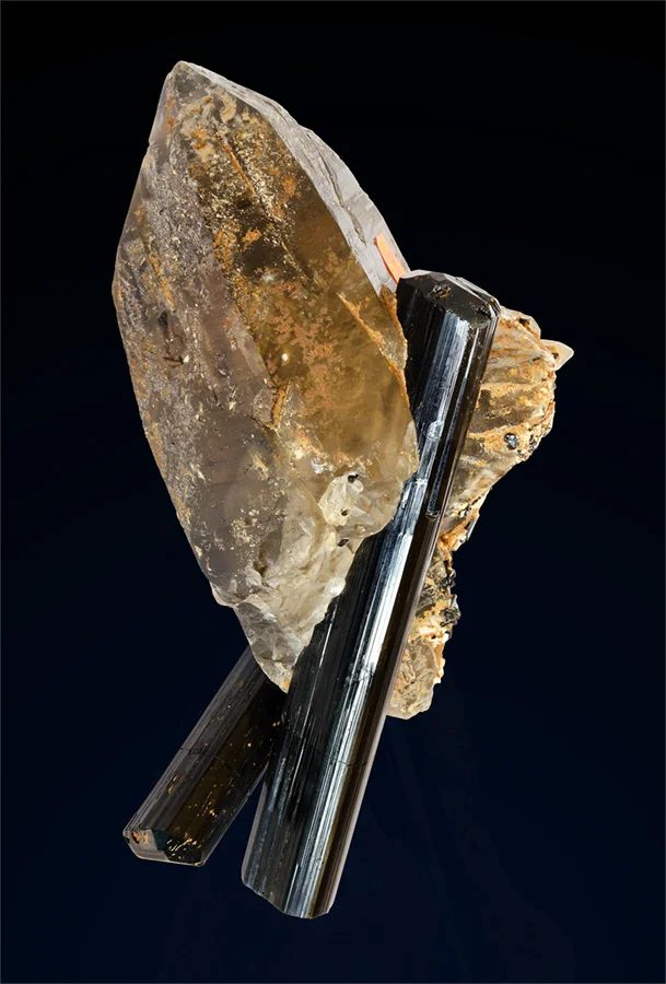Fotografie minerálů Křemen (var. záhněda), Skoryl z lokality Radešín, Czech Republic
